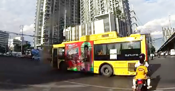 คลิปรถเมล์ ปอ.33 ฝ่าไฟแดง คลิปรถเมล์ ปอ.33 ฝ่าไฟแดง