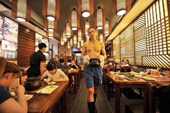 หนุ่มสาวนุ่งบิกินี่-เปลือยอก เดินเสิร์ฟอาหาร หนุ่มสาวนุ่งบิกินี่-เปลือยอก เดินเสิร์ฟอาหาร