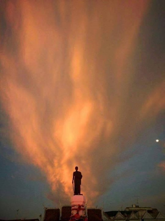 ภาพท้องฟ้าสีส้มแดง ด้านหลังอนุสาวรีย์ท้าวสุรนารี ภาพท้องฟ้าสีส้มแดง ด้านหลังอนุสาวรีย์ท้าวสุรนารี