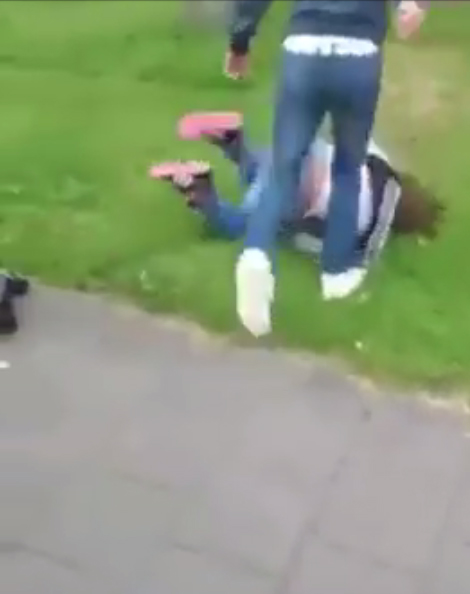 หนุ่มวัยรุ่นคึกคะนอง ปรี่เตะขาสาวล้มฟาดพื้น หนุ่มวัยรุ่นคึกคะนอง ปรี่เตะขาสาวล้มฟาดพื้น