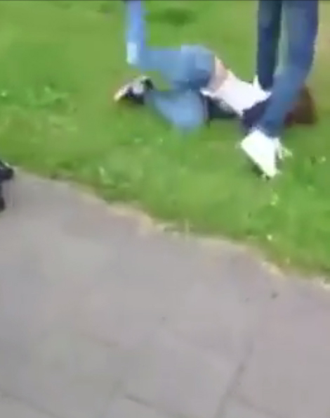 หนุ่มวัยรุ่นคึกคะนอง ปรี่เตะขาสาวล้มฟาดพื้น หนุ่มวัยรุ่นคึกคะนอง ปรี่เตะขาสาวล้มฟาดพื้น