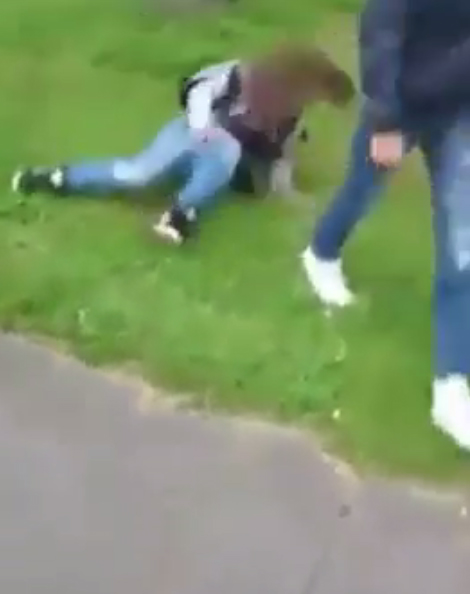 หนุ่มวัยรุ่นคึกคะนอง ปรี่เตะขาสาวล้มฟาดพื้น หนุ่มวัยรุ่นคึกคะนอง ปรี่เตะขาสาวล้มฟาดพื้น