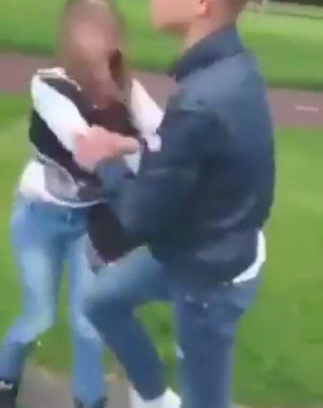 หนุ่มวัยรุ่นคึกคะนอง ปรี่เตะขาสาวล้มฟาดพื้น หนุ่มวัยรุ่นคึกคะนอง ปรี่เตะขาสาวล้มฟาดพื้น