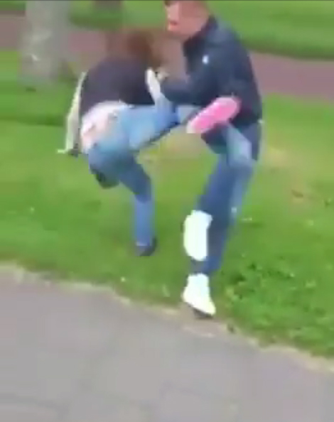 หนุ่มวัยรุ่นคึกคะนอง ปรี่เตะขาสาวล้มฟาดพื้น หนุ่มวัยรุ่นคึกคะนอง ปรี่เตะขาสาวล้มฟาดพื้น