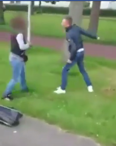 หนุ่มวัยรุ่นคึกคะนอง ปรี่เตะขาสาวล้มฟาดพื้น หนุ่มวัยรุ่นคึกคะนอง ปรี่เตะขาสาวล้มฟาดพื้น