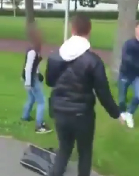 หนุ่มวัยรุ่นคึกคะนอง ปรี่เตะขาสาวล้มฟาดพื้น หนุ่มวัยรุ่นคึกคะนอง ปรี่เตะขาสาวล้มฟาดพื้น