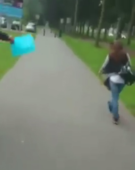 หนุ่มวัยรุ่นคึกคะนอง ปรี่เตะขาสาวล้มฟาดพื้น หนุ่มวัยรุ่นคึกคะนอง ปรี่เตะขาสาวล้มฟาดพื้น