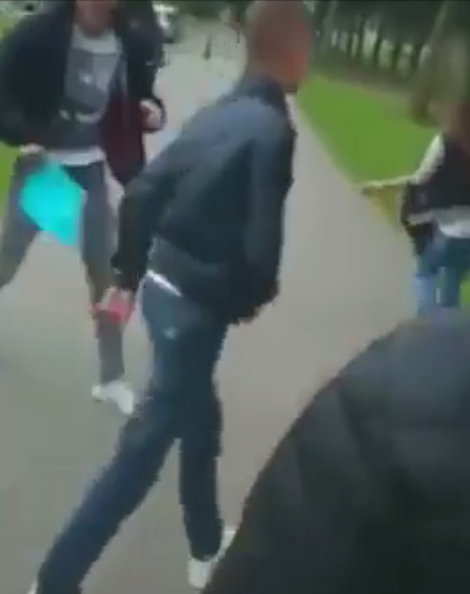 หนุ่มวัยรุ่นคึกคะนอง ปรี่เตะขาสาวล้มฟาดพื้น หนุ่มวัยรุ่นคึกคะนอง ปรี่เตะขาสาวล้มฟาดพื้น