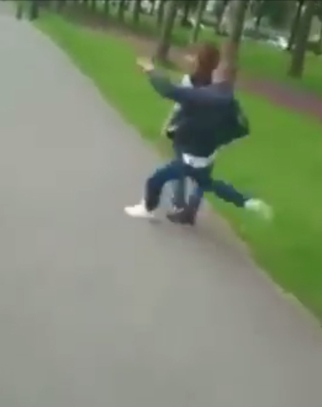 หนุ่มวัยรุ่นคึกคะนอง ปรี่เตะขาสาวล้มฟาดพื้น หนุ่มวัยรุ่นคึกคะนอง ปรี่เตะขาสาวล้มฟาดพื้น