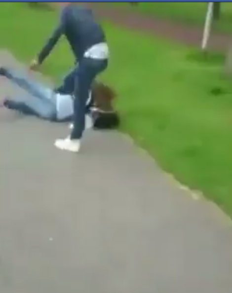 หนุ่มวัยรุ่นคึกคะนอง ปรี่เตะขาสาวล้มฟาดพื้น หนุ่มวัยรุ่นคึกคะนอง ปรี่เตะขาสาวล้มฟาดพื้น