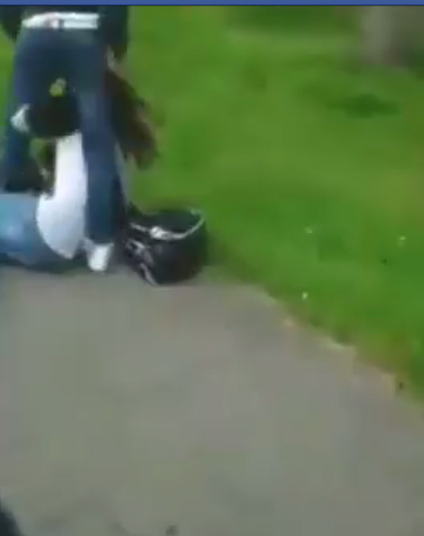 หนุ่มวัยรุ่นคึกคะนอง ปรี่เตะขาสาวล้มฟาดพื้น หนุ่มวัยรุ่นคึกคะนอง ปรี่เตะขาสาวล้มฟาดพื้น