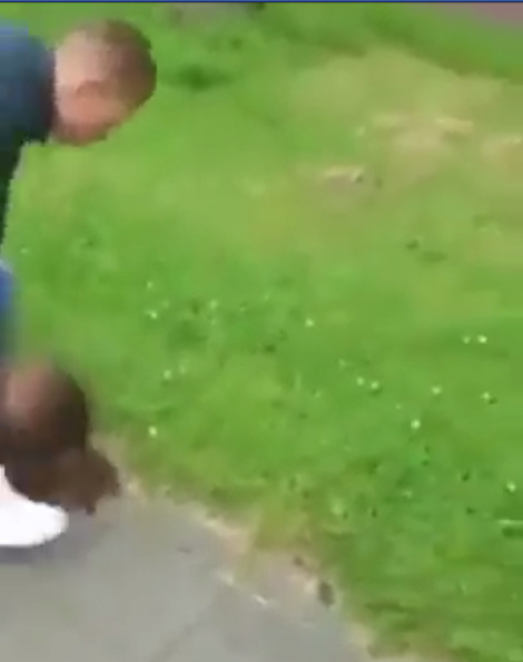 หนุ่มวัยรุ่นคึกคะนอง ปรี่เตะขาสาวล้มฟาดพื้น หนุ่มวัยรุ่นคึกคะนอง ปรี่เตะขาสาวล้มฟาดพื้น