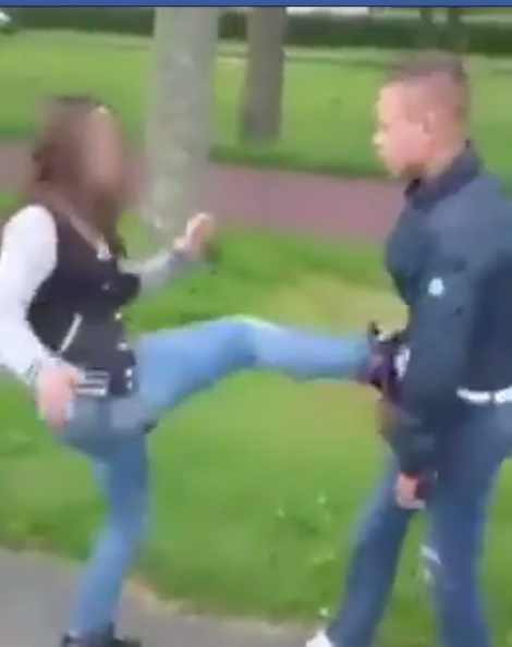 หนุ่มวัยรุ่นคึกคะนอง ปรี่เตะขาสาวล้มฟาดพื้น หนุ่มวัยรุ่นคึกคะนอง ปรี่เตะขาสาวล้มฟาดพื้น