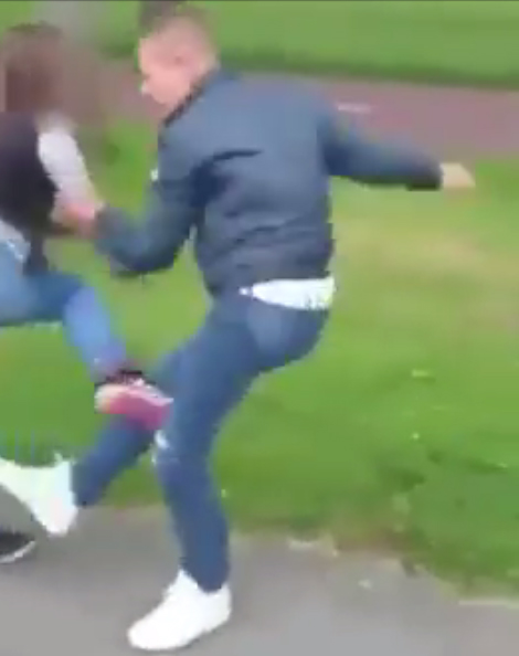 หนุ่มวัยรุ่นคึกคะนอง ปรี่เตะขาสาวล้มฟาดพื้น หนุ่มวัยรุ่นคึกคะนอง ปรี่เตะขาสาวล้มฟาดพื้น