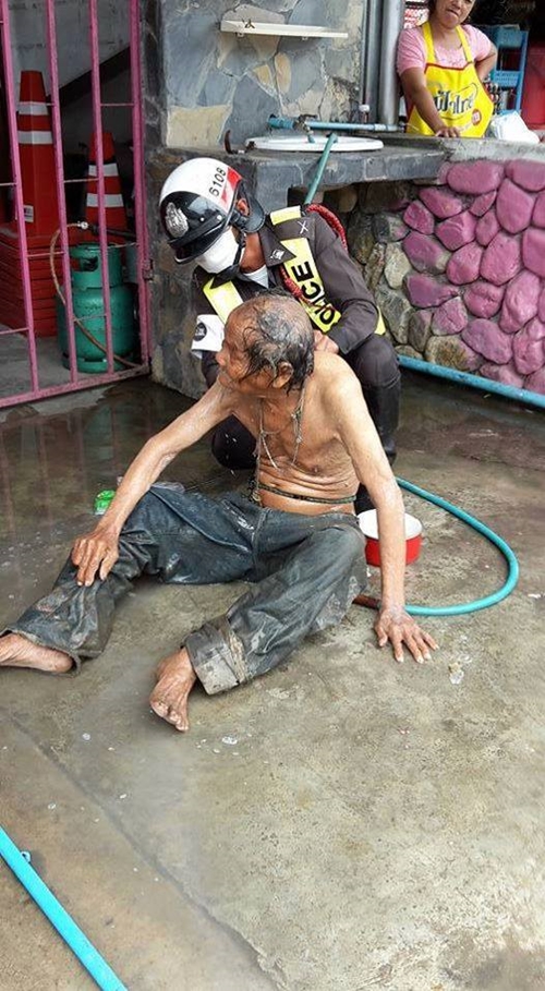 ตำรวจอาบน้ำให้คนสติไม่ดี ตำรวจอาบน้ำให้คนสติไม่ดี