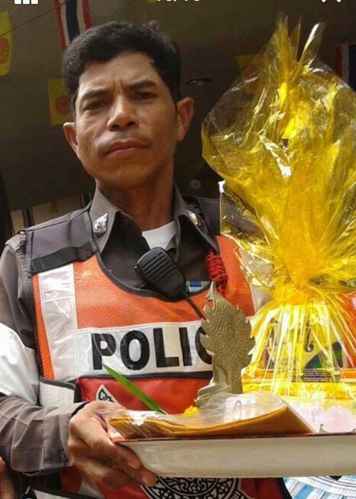 ตำรวจอาบน้ำให้คนสติไม่ดี ตำรวจอาบน้ำให้คนสติไม่ดี