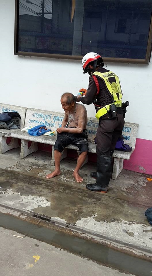 ตำรวจอาบน้ำให้คนสติไม่ดี ตำรวจอาบน้ำให้คนสติไม่ดี