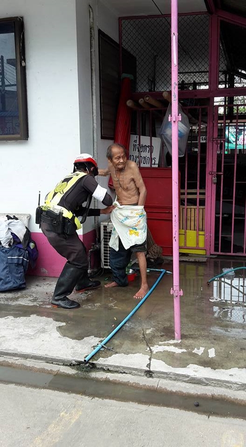 ตำรวจอาบน้ำให้คนสติไม่ดี ตำรวจอาบน้ำให้คนสติไม่ดี