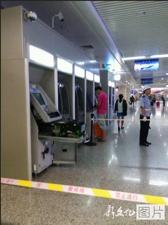 หญิงจีนโกรธจัดตู้ ATM กินบัตร หญิงจีนโกรธจัดตู้ ATM กินบัตร