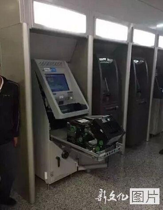 หญิงจีนโกรธจัดตู้ ATM กินบัตร หญิงจีนโกรธจัดตู้ ATM กินบัตร