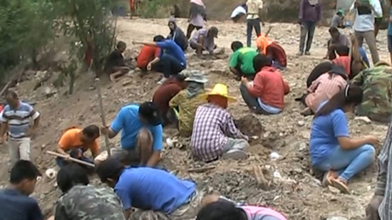 ชาวบ้านนครสวรรค์แห่ขุดหาพระกรุเก่าแก่ ชาวบ้านนครสวรรค์แห่ขุดหาพระกรุเก่าแก่