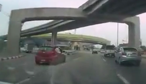 ยาริสแดงตีนผี ขับซิ่งปาดหน้า ยาริสแดงตีนผี ขับซิ่งปาดหน้า