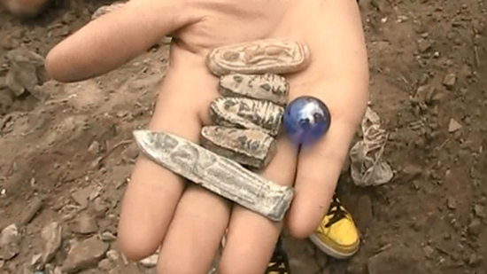 ชาวบ้านนครสวรรค์แห่ขุดหาพระกรุเก่าแก่ ชาวบ้านนครสวรรค์แห่ขุดหาพระกรุเก่าแก่