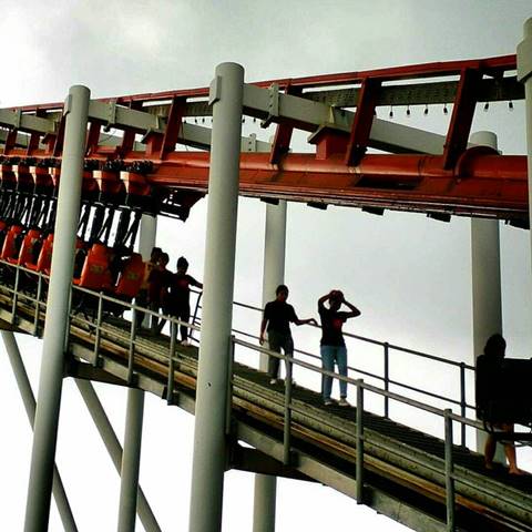 รถไฟเหาะดรีมเวิลด์ค้างบนราง คนต้องเดินลงมาตามทางจากด้านบน รถไฟเหาะดรีมเวิลด์ค้างบนราง คนต้องเดินลงมาตามทางจากด้านบน