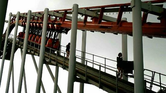 รถไฟเหาะดรีมเวิลด์ค้างบนราง คนต้องเดินลงมาตามทางจากด้านบน รถไฟเหาะดรีมเวิลด์ค้างบนราง คนต้องเดินลงมาตามทางจากด้านบน