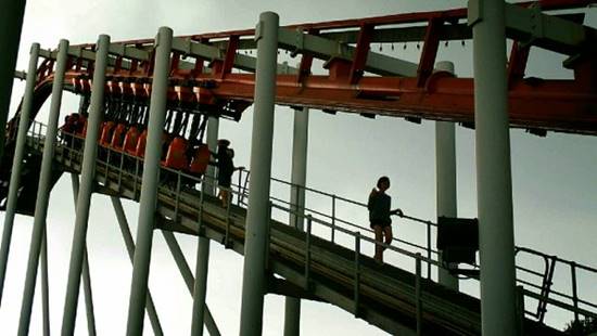 รถไฟเหาะดรีมเวิลด์ค้างบนราง คนต้องเดินลงมาตามทางจากด้านบน รถไฟเหาะดรีมเวิลด์ค้างบนราง คนต้องเดินลงมาตามทางจากด้านบน