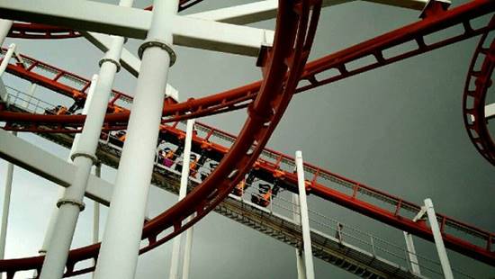 รถไฟเหาะดรีมเวิลด์ค้างบนราง คนต้องเดินลงมาตามทางจากด้านบน รถไฟเหาะดรีมเวิลด์ค้างบนราง คนต้องเดินลงมาตามทางจากด้านบน