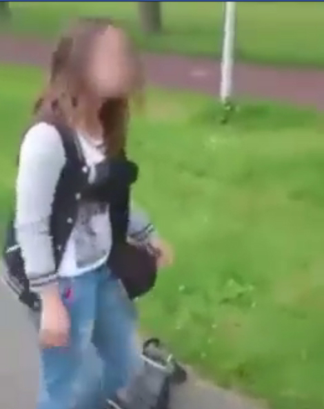 หนุ่มวัยรุ่นคึกคะนอง ปรี่เตะขาสาวล้มฟาดพื้น หนุ่มวัยรุ่นคึกคะนอง ปรี่เตะขาสาวล้มฟาดพื้น