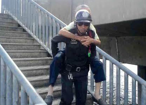 ผบ.ตร. ปลื้ม ตำรวจปากคลองสาน อุ้มชายชราลงสะพาน ผบ.ตร. ปลื้ม ตำรวจปากคลองสาน อุ้มชายชราลงสะพาน