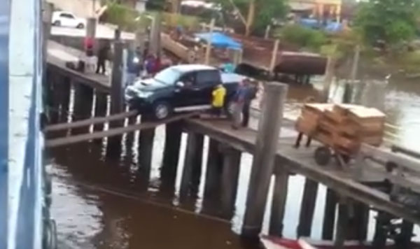 ลุ้นสุดใจ เมื่อกระบะจะขึ้นเรือด้วยไม้กระดานแค่ 2 แผ่น !! ลุ้นสุดใจ เมื่อกระบะจะขึ้นเรือด้วยไม้กระดานแค่ 2 แผ่น !!