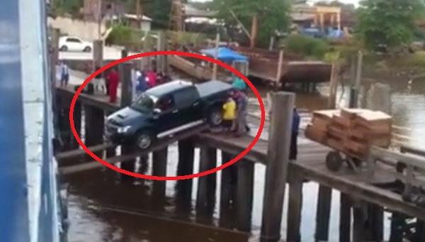 ลุ้นสุดใจ เมื่อกระบะจะขึ้นเรือด้วยไม้กระดานแค่ 2 แผ่น !! ลุ้นสุดใจ เมื่อกระบะจะขึ้นเรือด้วยไม้กระดานแค่ 2 แผ่น !!