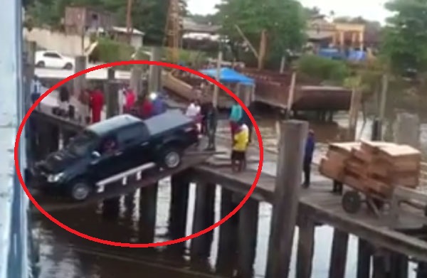 ลุ้นสุดใจ เมื่อกระบะจะขึ้นเรือด้วยไม้กระดานแค่ 2 แผ่น !! ลุ้นสุดใจ เมื่อกระบะจะขึ้นเรือด้วยไม้กระดานแค่ 2 แผ่น !!