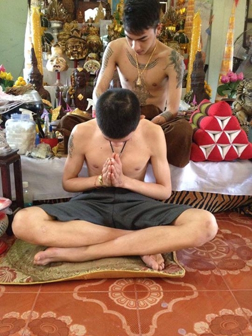 อาจารย์ยอร์ช เจ้าพ่อสักยันต์หน้าใส ลูกศิษย์แห่แหนให้ลงเข็มเพียบ อาจารย์ยอร์ช เจ้าพ่อสักยันต์หน้าใส ลูกศิษย์แห่แหนให้ลงเข็มเพียบ