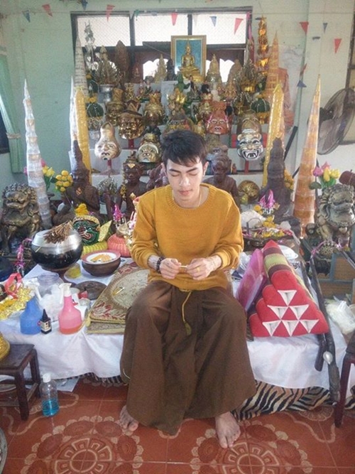 อาจารย์ยอร์ช เจ้าพ่อสักยันต์หน้าใส ลูกศิษย์แห่แหนให้ลงเข็มเพียบ อาจารย์ยอร์ช เจ้าพ่อสักยันต์หน้าใส ลูกศิษย์แห่แหนให้ลงเข็มเพียบ