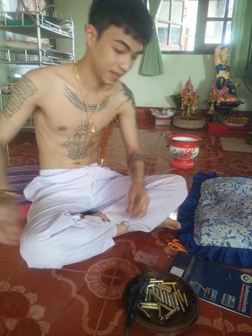 อาจารย์ยอร์ช เจ้าพ่อสักยันต์หน้าใส ลูกศิษย์แห่แหนให้ลงเข็มเพียบ อาจารย์ยอร์ช เจ้าพ่อสักยันต์หน้าใส ลูกศิษย์แห่แหนให้ลงเข็มเพียบ