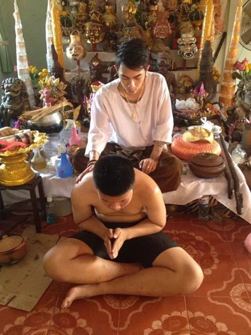 อาจารย์ยอร์ช เจ้าพ่อสักยันต์หน้าใส ลูกศิษย์แห่แหนให้ลงเข็มเพียบ อาจารย์ยอร์ช เจ้าพ่อสักยันต์หน้าใส ลูกศิษย์แห่แหนให้ลงเข็มเพียบ