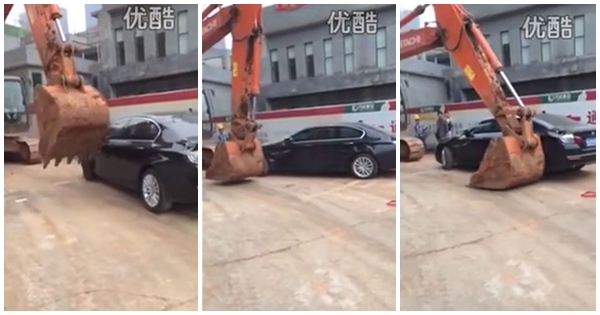 รู้มั่งใครใหญ่ มาดูว่าแบ็คโฮทำยังไงเมื่อเจอเก๋งหรูขวางทาง รู้มั่งใครใหญ่ มาดูว่าแบ็คโฮทำยังไงเมื่อเจอเก๋งหรูขวางทาง