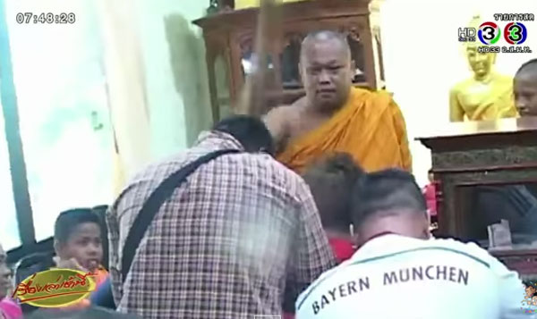 เจอแล้ว ! หลวงพ่อคลิปพรมน้ำมนต์ฮาร์ดคอร์ เคาะหัวโยมดังสนั่น เจอแล้ว ! หลวงพ่อคลิปพรมน้ำมนต์ฮาร์ดคอร์ เคาะหัวโยมดังสนั่น