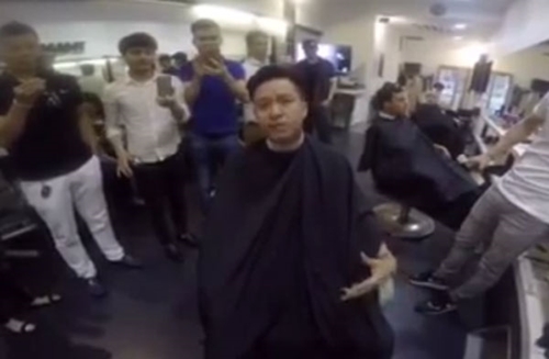 ตวน ฮุง นักร้องเวียดนาม ทำตามสัญญาโกนหัว ขอแค่สกินเฮด ตวน ฮุง นักร้องเวียดนาม ทำตามสัญญาโกนหัว ขอแค่สกินเฮด