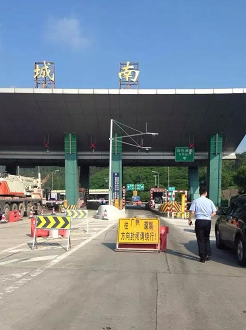 ทางด่วนจีนถล่มพังลงเบื้องล่าง รถร่วง 4 คัน ตาย 1 เจ็บ 4 ทางด่วนจีนถล่มพังลงเบื้องล่าง รถร่วง 4 คัน ตาย 1 เจ็บ 4