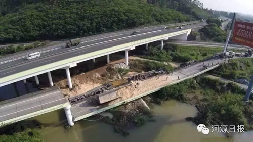 ทางด่วนจีนถล่มพังลงเบื้องล่าง รถร่วง 4 คัน ตาย 1 เจ็บ 4 ทางด่วนจีนถล่มพังลงเบื้องล่าง รถร่วง 4 คัน ตาย 1 เจ็บ 4