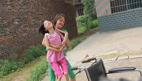 เด็กหญิงจีนน้ำใจงาม แบกเพื่อนซี้ป่วยโปลิโอไปโรงเรียนทุกวัน เด็กหญิงจีนน้ำใจงาม แบกเพื่อนซี้ป่วยโปลิโอไปโรงเรียนทุกวัน