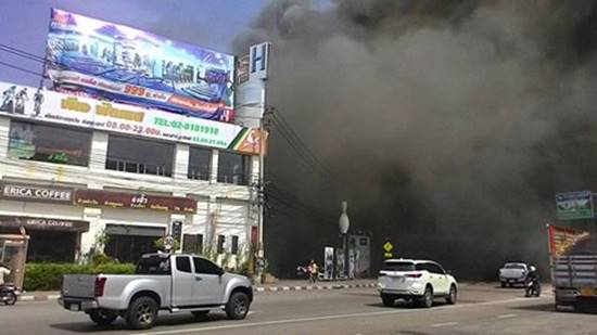 ไฟไหม้ร้านอาหารตะวันแดง สุขสวัสดิ์ ควันโขมงน่ากลัว ล่าสุดคุมเพลิงได้แล้ว ไฟไหม้ร้านอาหารตะวันแดง สุขสวัสดิ์ ควันโขมงน่ากลัว ล่าสุดคุมเพลิงได้แล้ว