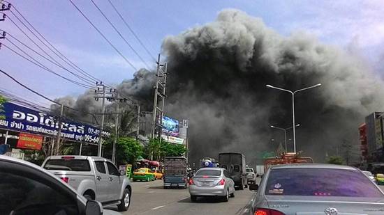 ไฟไหม้ร้านอาหารตะวันแดง สุขสวัสดิ์ ควันโขมงน่ากลัว ล่าสุดคุมเพลิงได้แล้ว ไฟไหม้ร้านอาหารตะวันแดง สุขสวัสดิ์ ควันโขมงน่ากลัว ล่าสุดคุมเพลิงได้แล้ว