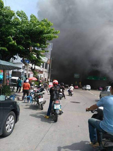 ไฟไหม้ร้านอาหารตะวันแดง สุขสวัสดิ์ ควันโขมงน่ากลัว ล่าสุดคุมเพลิงได้แล้ว ไฟไหม้ร้านอาหารตะวันแดง สุขสวัสดิ์ ควันโขมงน่ากลัว ล่าสุดคุมเพลิงได้แล้ว