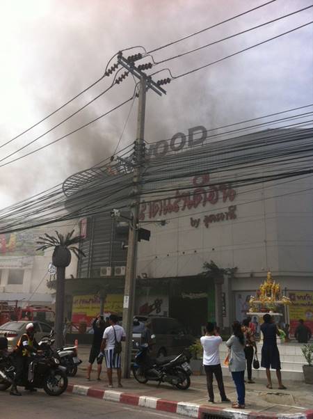 ไฟไหม้ร้านอาหารตะวันแดง สุขสวัสดิ์ ควันโขมงน่ากลัว ล่าสุดคุมเพลิงได้แล้ว ไฟไหม้ร้านอาหารตะวันแดง สุขสวัสดิ์ ควันโขมงน่ากลัว ล่าสุดคุมเพลิงได้แล้ว